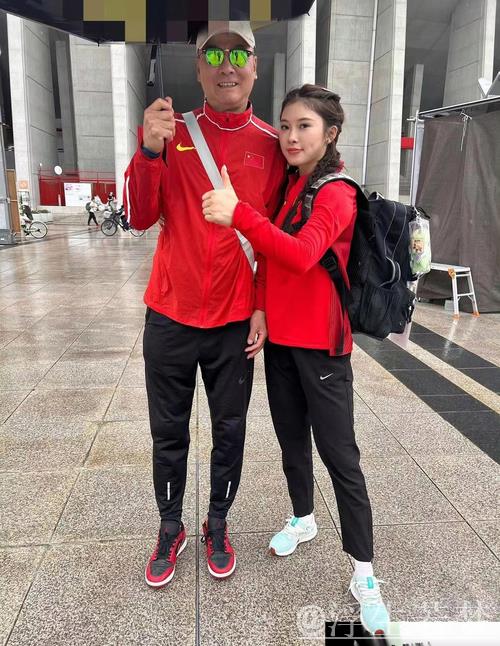 吴艳妮与苏炳添合影曝光，面容变化明显，身高略显差距